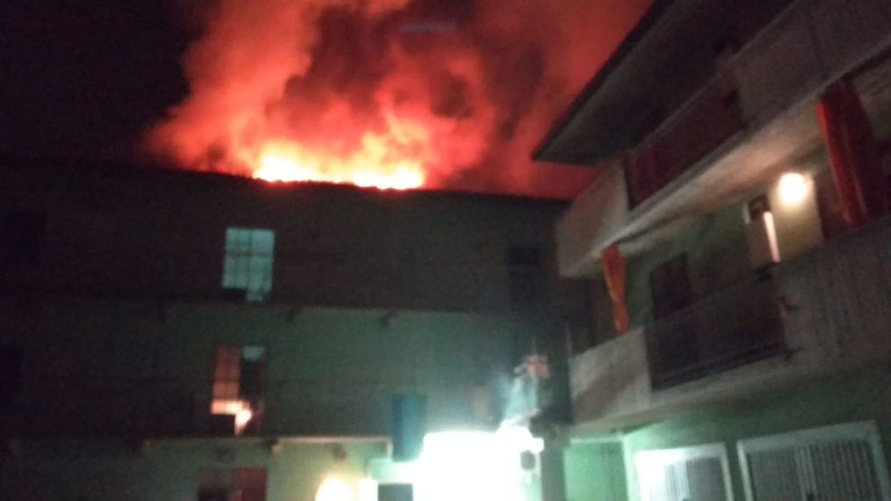 Brucia il tetto dello stabile, paura nella notte a Fara FOTO