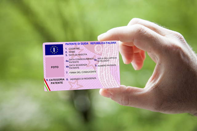 Uno girava con la patente falsa, l’altra l’aveva scaduta da 15 anni. Maxi multe ai conducenti