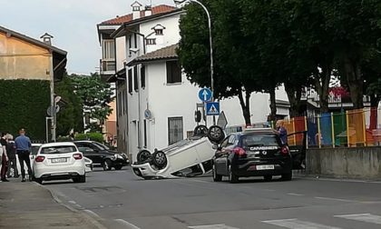Auto si ribalta in centro a Pontirolo, ferito 21enne
