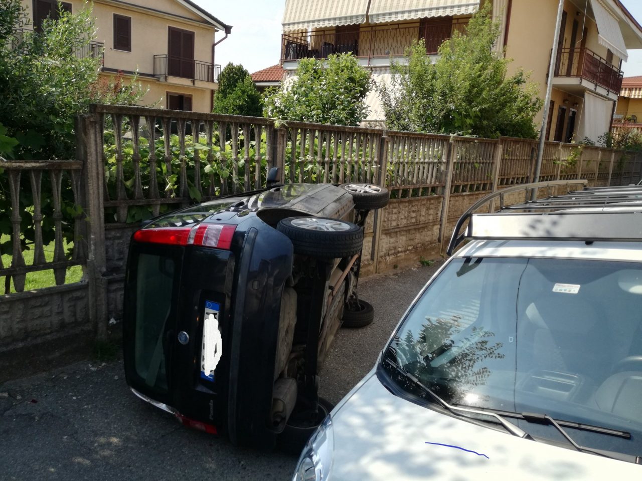 scontro fontale in via pisacane a Brugherio auto ribaltata