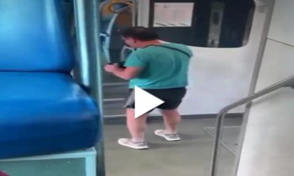“Negro, fammi vedere il biglietto: non sono un controllore, ma ho la divisa da italiano” VIDEO