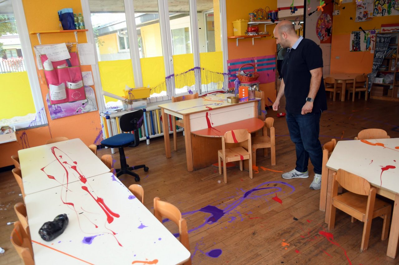 Atti vandalici alla scuola materna: il Comune si difende