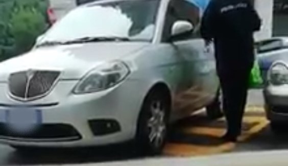 Vigilessa in divisa lascia la sua auto nel posto disabili