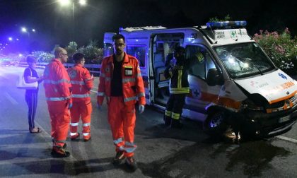 Ambulanza con a bordo donna incinta si scontra con un'auto IL VIDEO