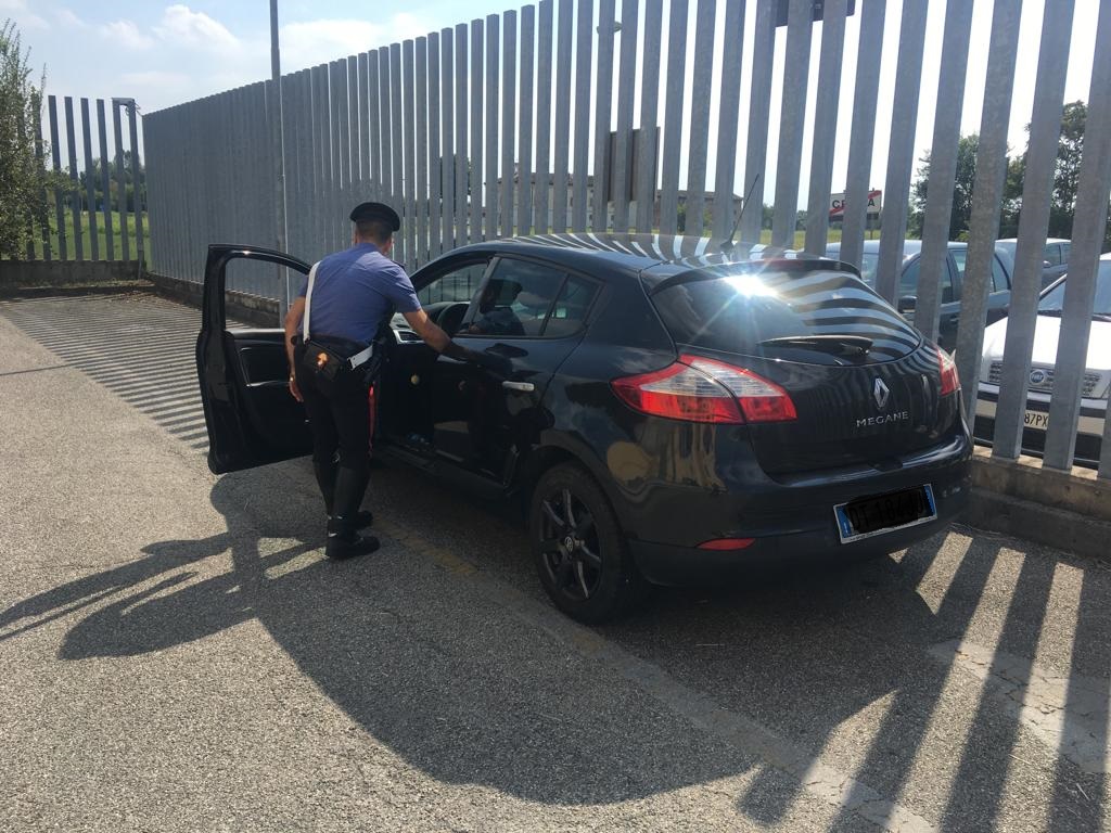 Buttano la droga dal finestrino, arrestati