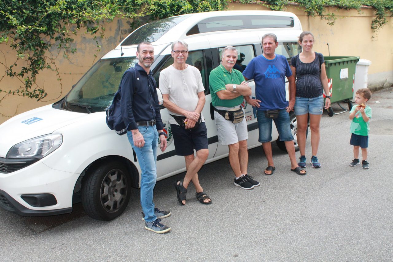 Negozi chiusi per ferie, in farmacia o al supermercato vi portano i volontari