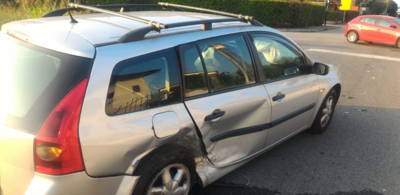 Passa col semaforo rosso e fa un incidente