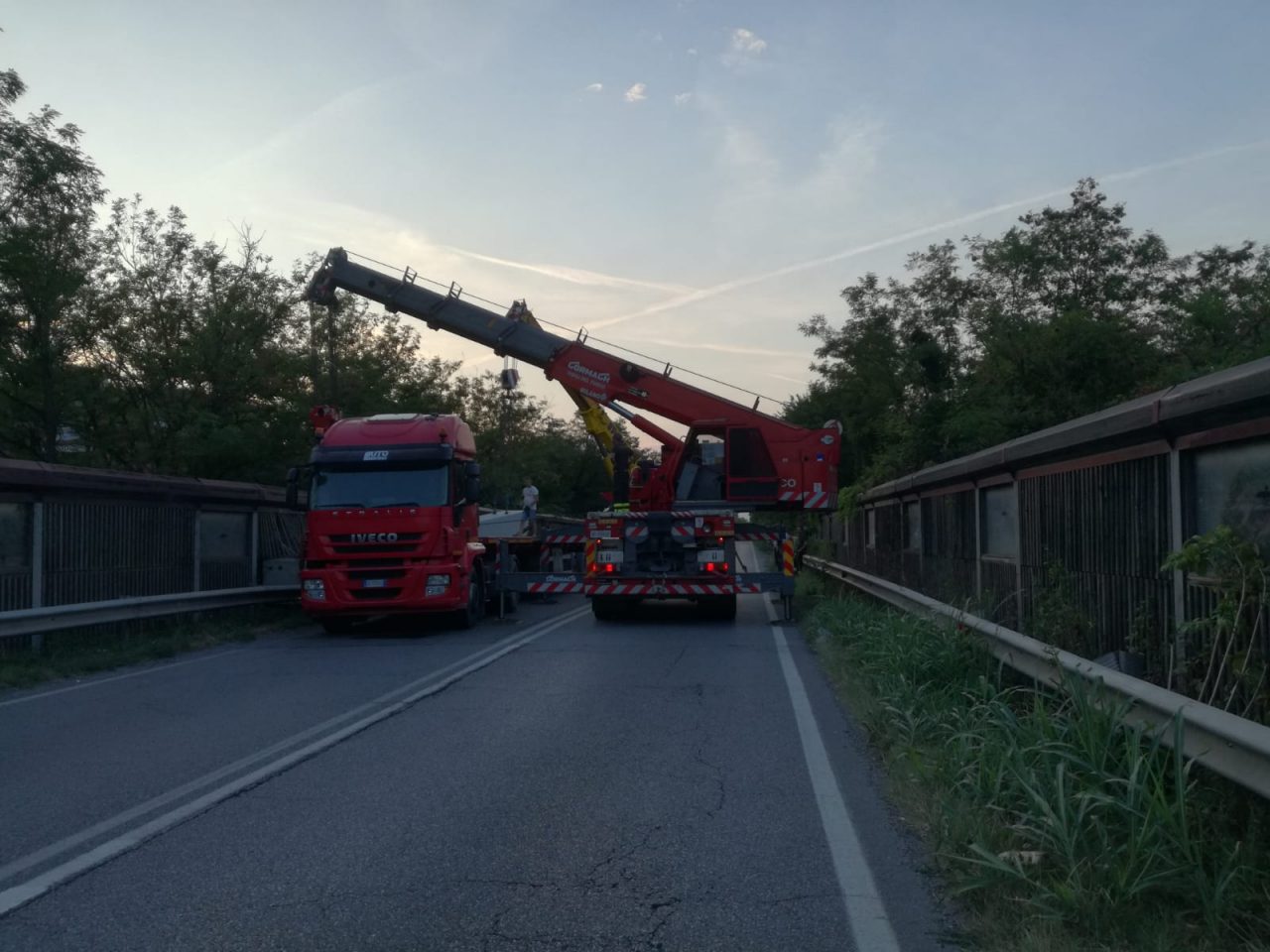 Camion perde carico sulla Cerca, strada riaperta FOTO