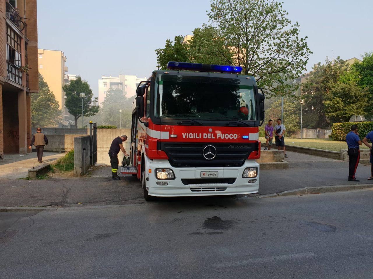 Fumo nei box di piazza Garibaldi a Pioltello, arrivano i pompieri FOTO