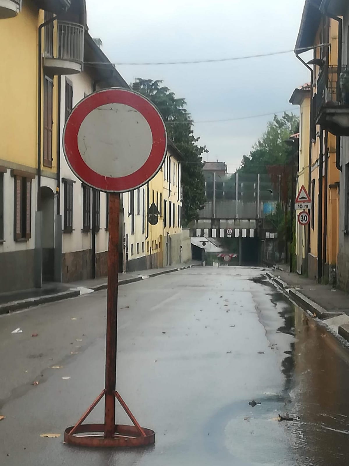 Melzo sottopasso di via Roma allagato e chiuso al traffico