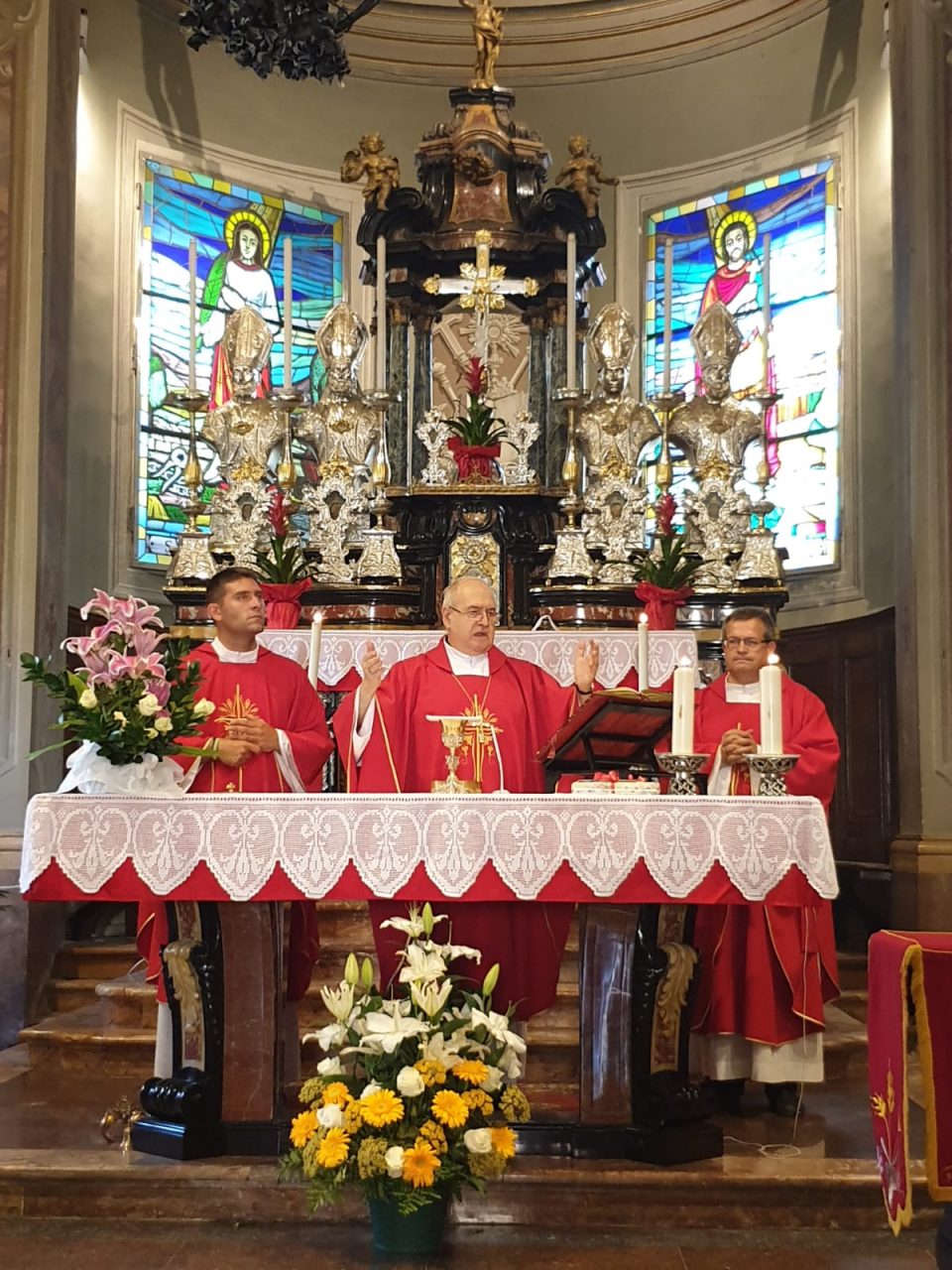 bancarelle e devozione a sant'agata di cassina de pecchi per la festa di san fermo messa solenne con monsignor vincenzo di mauro