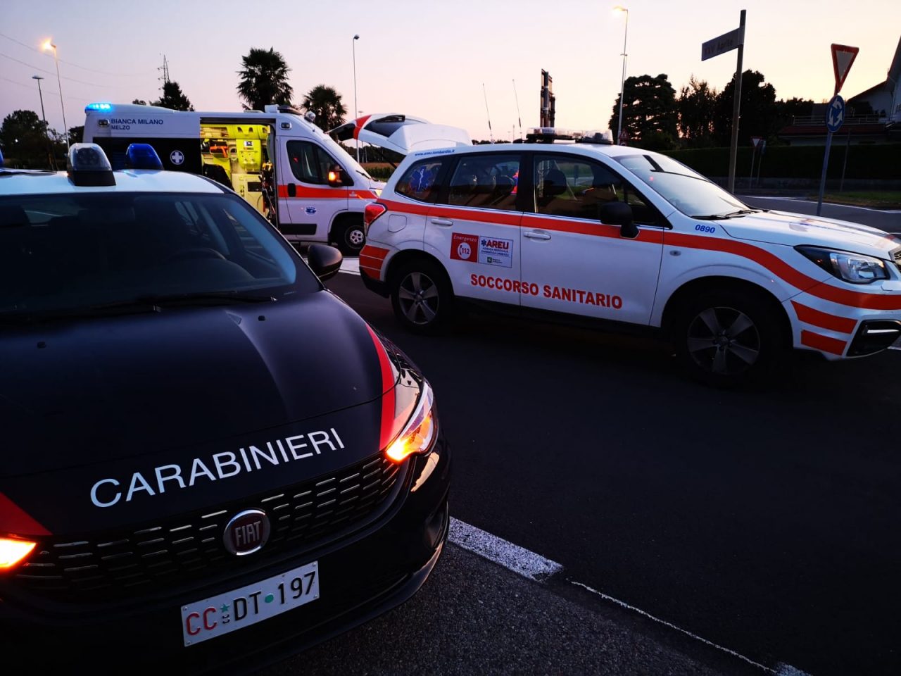 Si sporge dal finestrino dell’auto in curva e vola fuori, ferito