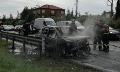 Auto in fiamme sulla Cassanese FOTO