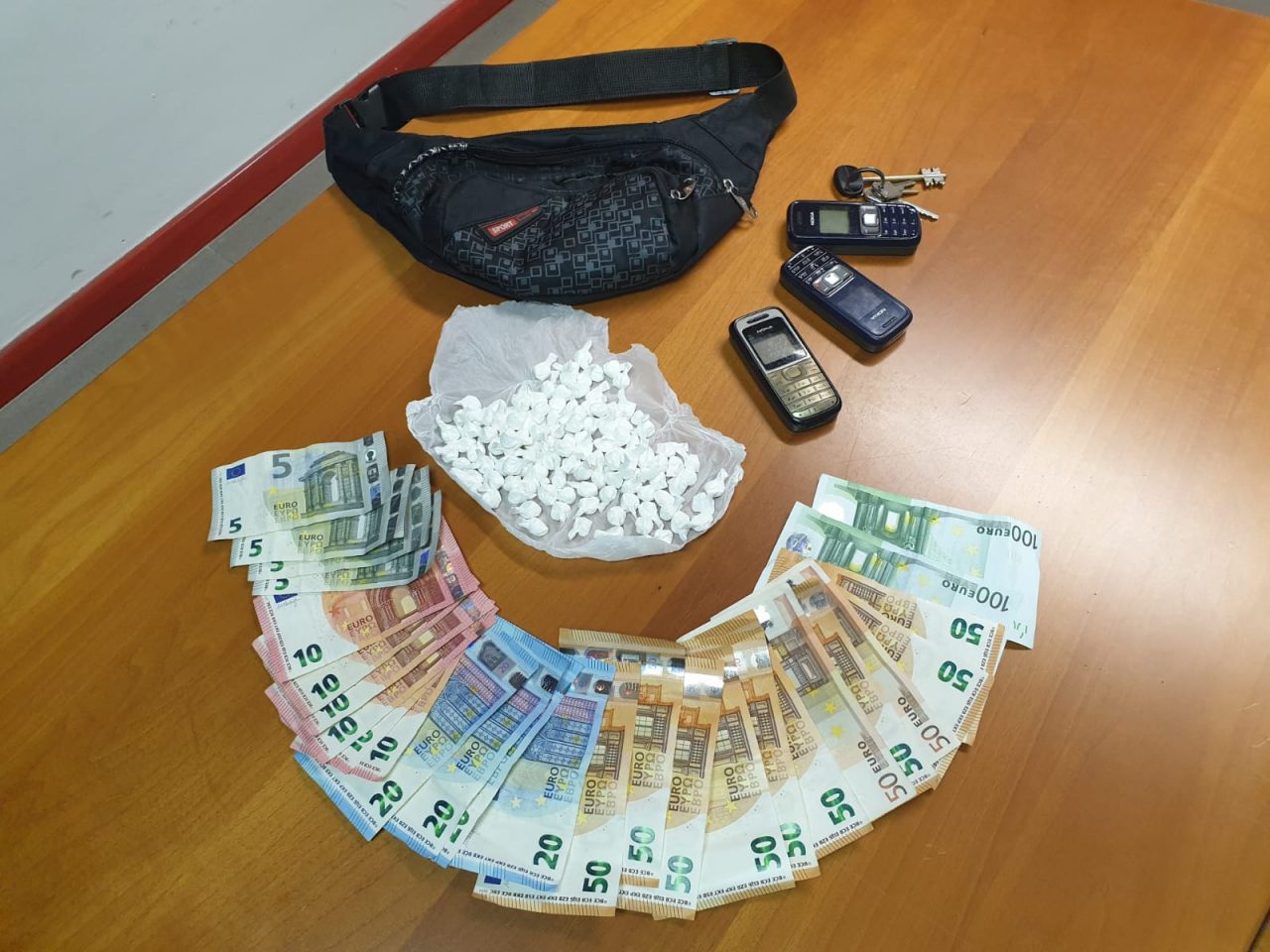 Spacciatore arrestato nel marsupio aveva 123 dosi di cocaina
