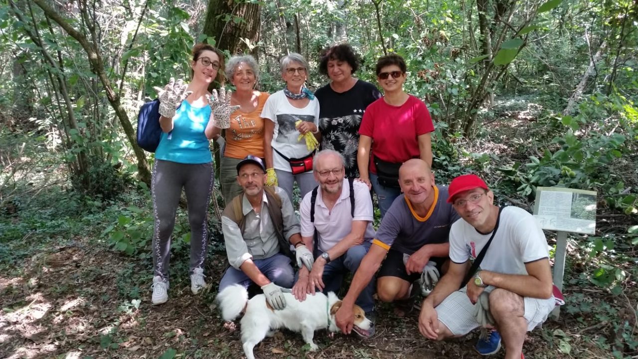 Volontari al lavoro per ripulire il Bosco del Castagno devastato dal maltempo FOTO