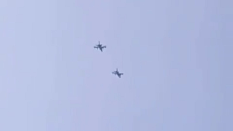 Due caccia dietro un aereo militare sorvolano Milano e hinterland
