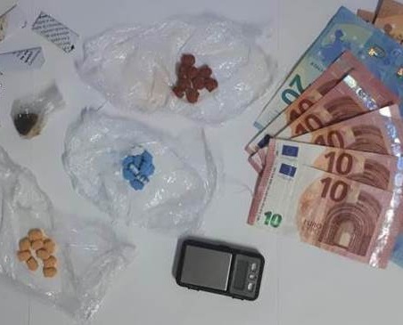“Bazar dello sballo” in casa, 20enne arrestato con sei etti di droga: anche ketamina ed ecstasy