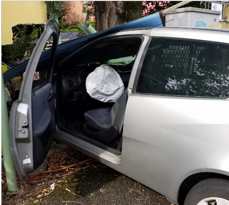 Sbanda in auto e sfonda il muro di un’abitazione