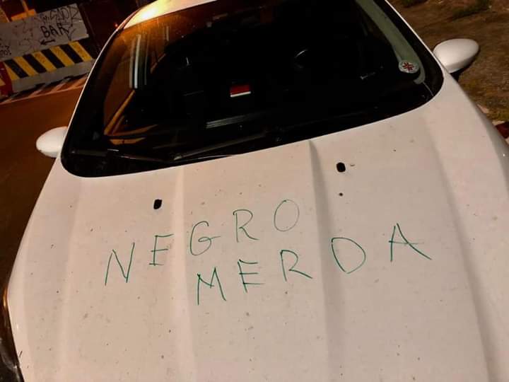 Insulti razzisti sull’auto del giovane medico di colore