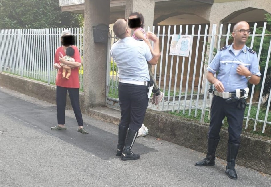 Bimba di 4 anni vaga per la città riportata a casa dagli “angeli” in divisa