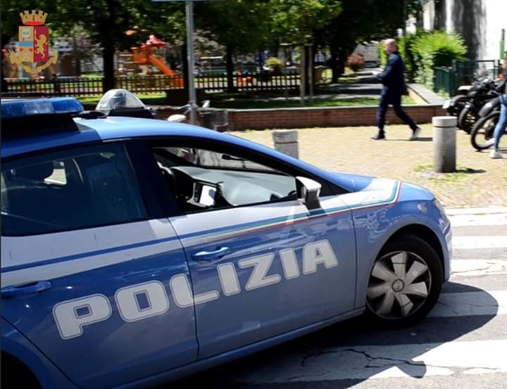 Non paga una birra, barista lo rincorre armato di bastone