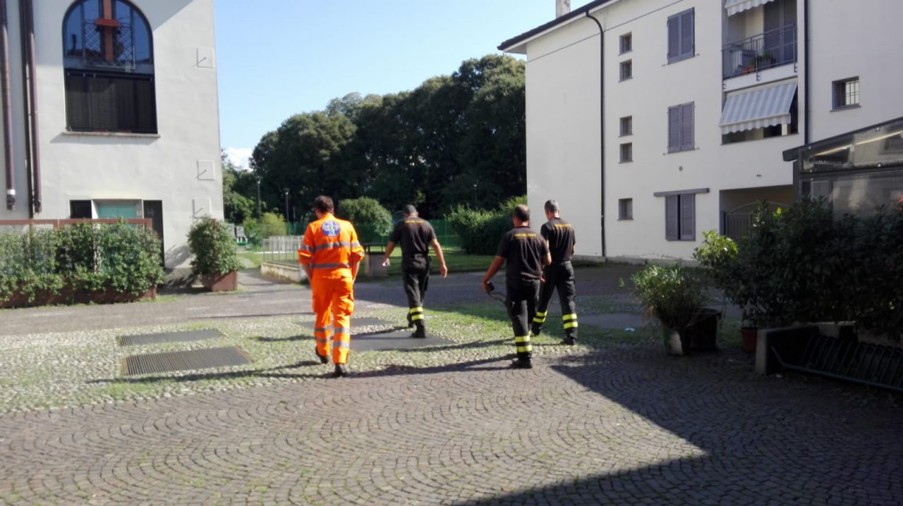 Odori molesti in corte: intervengono pompieri e 118