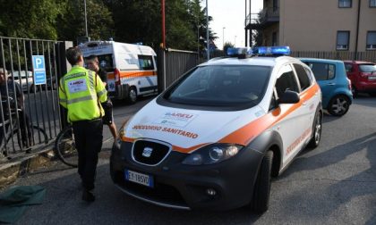 Accoltellato alla testa in mezzo ai bimbi al parco giochi: è gravissimo