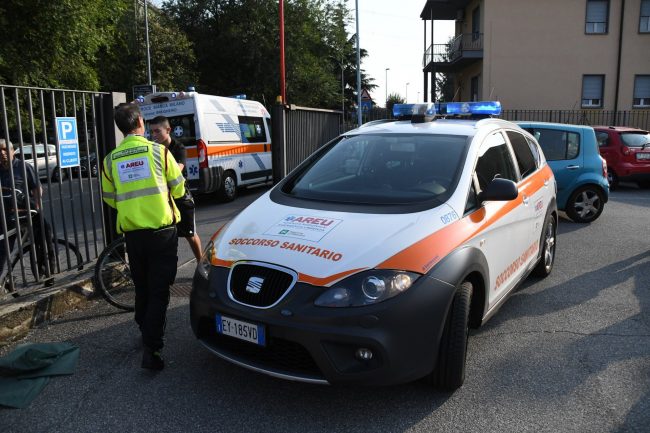 Accoltellato alla testa in mezzo ai bimbi al parco giochi: è gravissimo