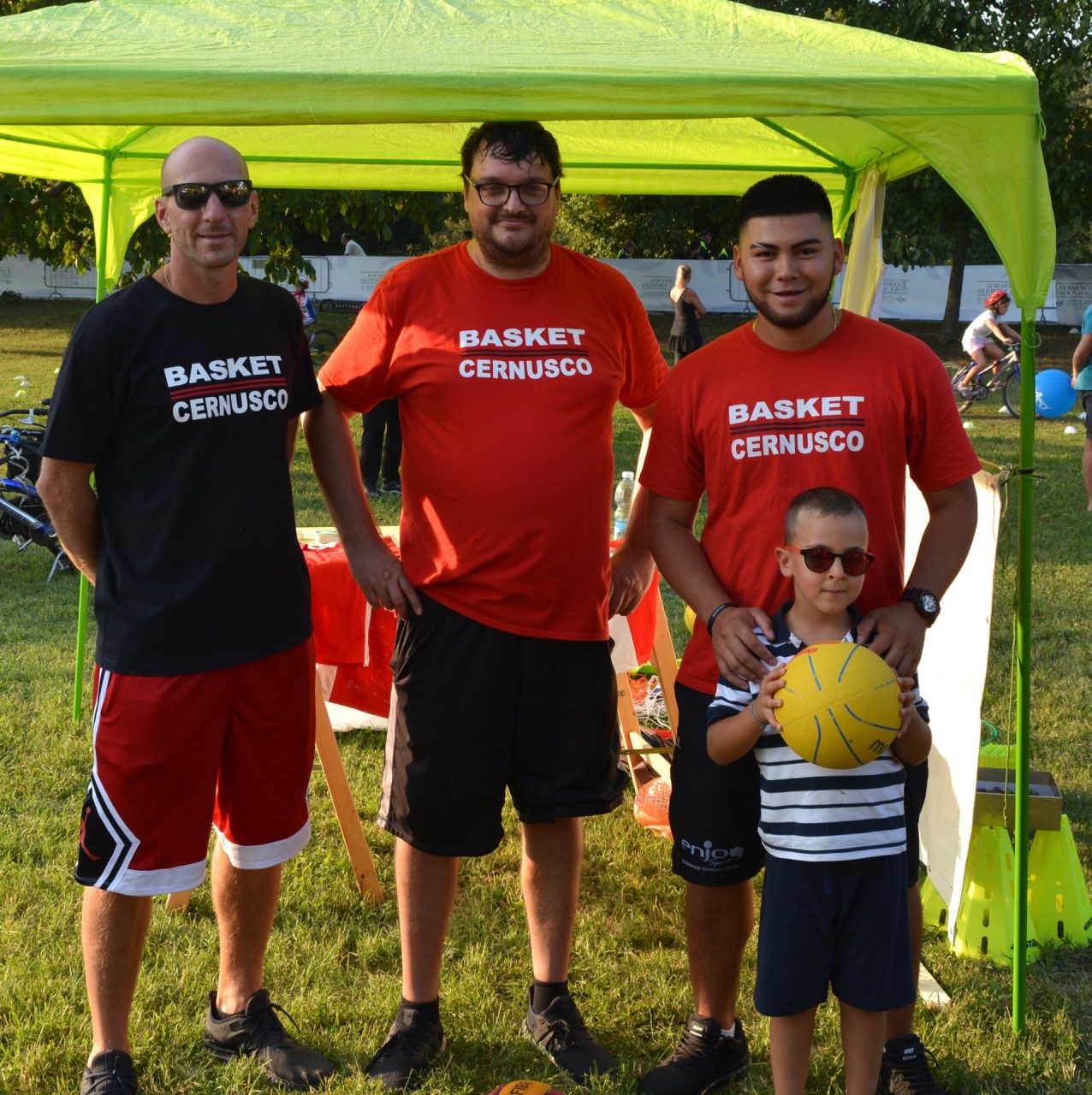 Festa dello sport a Cernusco sul Naviglio stand associazioni al parco dei Germani