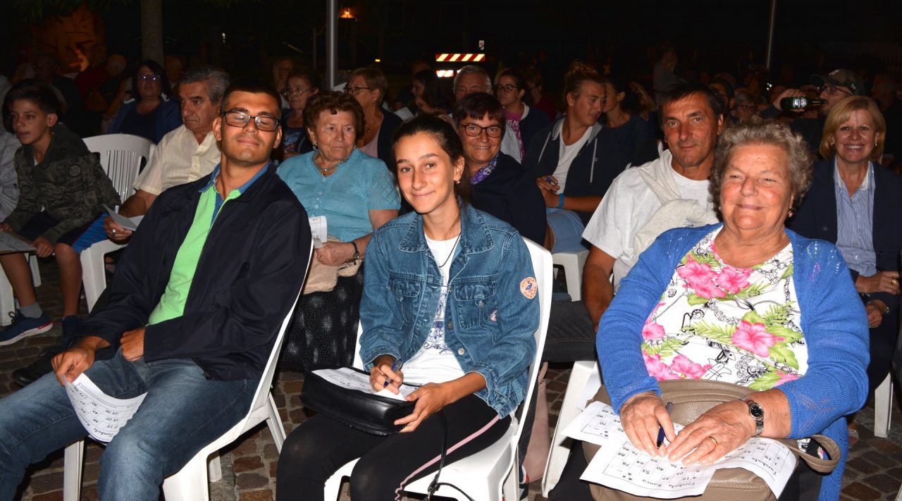 Festa di Ronco patronale gente in piazza per la tombolata