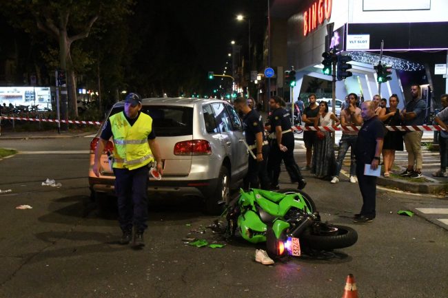 Investono un uomo e lo lasciano in fin di vita sul parabrezza dell’auto