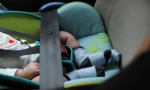 Bimbi dimenticati in auto, un'altra tragedia: come prevenire. Seggiolini salva bebè, presto la norma