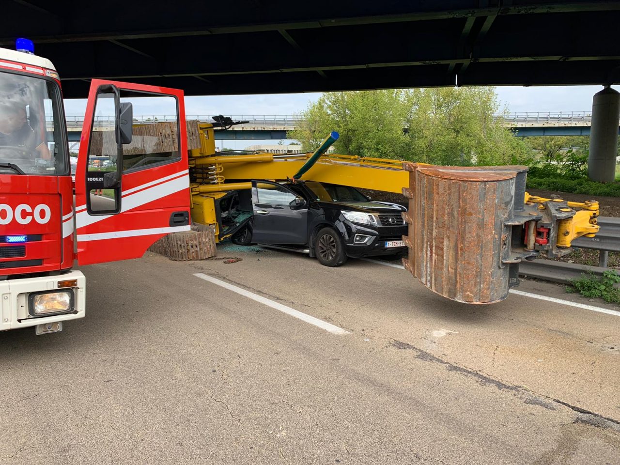 Svincolo A4-A8: ruspa cade dal Tir e schiaccia una macchina FOTO SHOCK