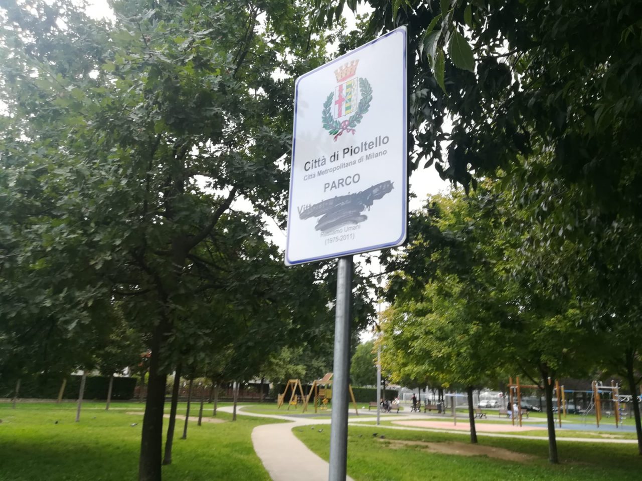 Attacco alla memoria del volontario, vandalizzato il Parco Arrigoni