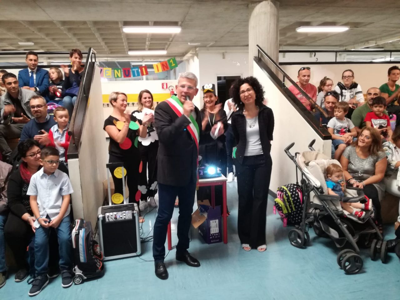 Bussero primo giorno di scuola alla primaria benvenuto del sindaco curzio rusnati e dirigente scolastica annamaria borgione