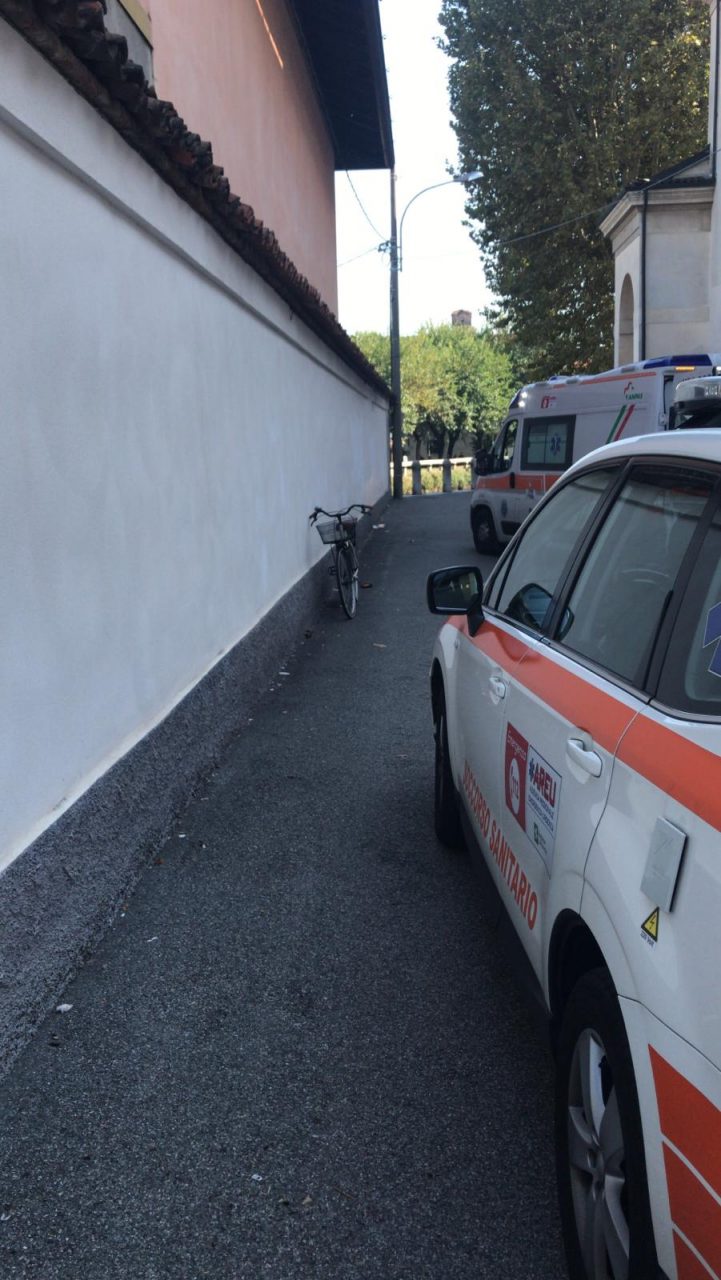 Ventenne cade in bicicletta, soccorsa d’urgenza