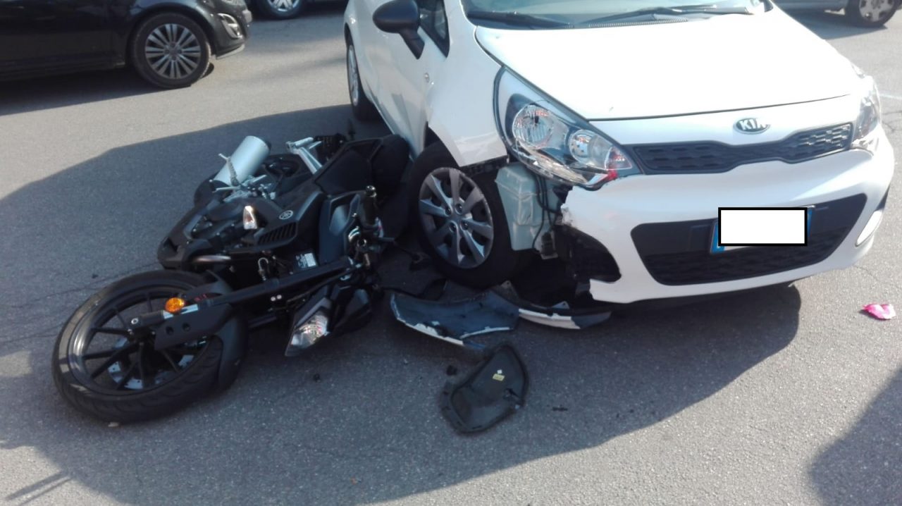 Incidente tra auto e moto, 17enne in ospedale