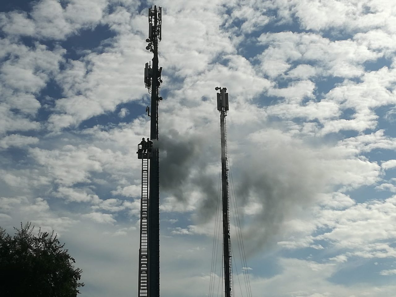 Prende fuoco un ripetitore, pompieri in azione FOTO
