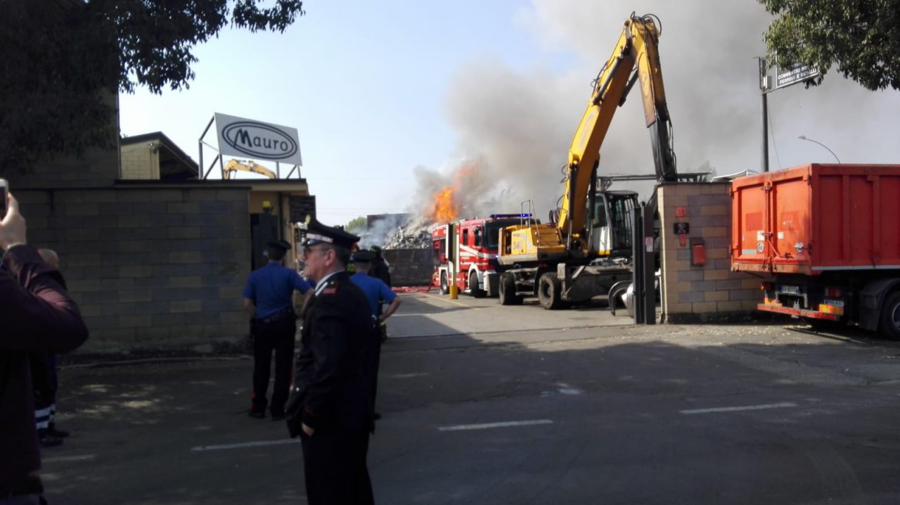 Incendio in un deposito  a Cologno Monzese FOTO