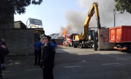 Incendio in un deposito  a Cologno Monzese FOTO