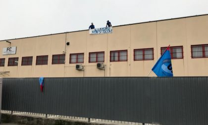 Operai sul tetto, protesta a Pozzo d'Adda FOTO