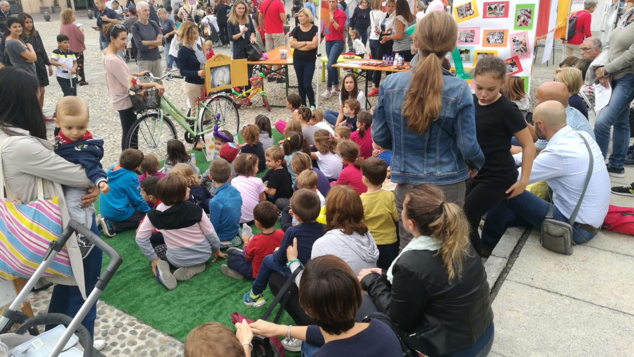 Tutta la scuola scende in piazza per fare festa