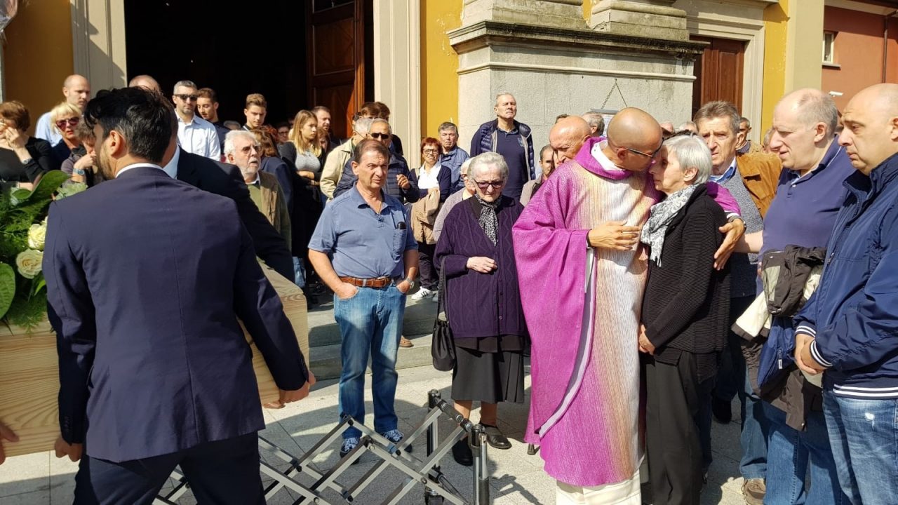 Muore d’infarto alla festa per l’ingresso nella nuova comunità del figlio prete