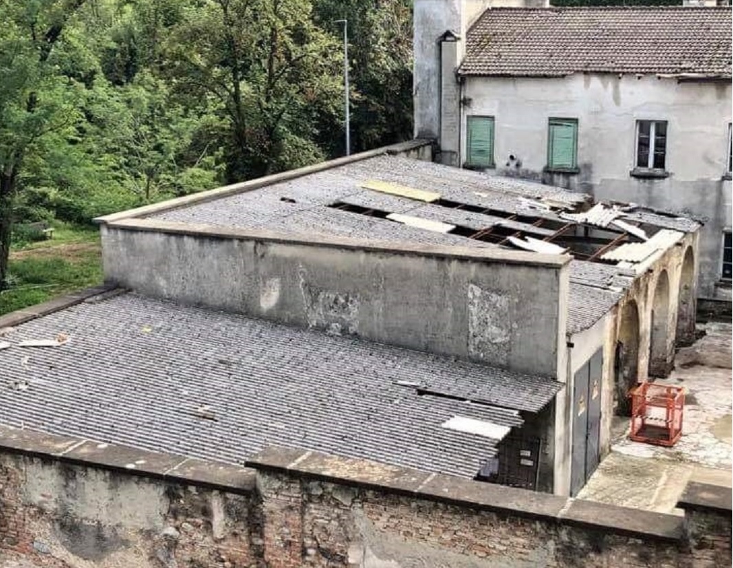Eternit deteriorato sul tetto della Velvis di Vaprio, cittadini preoccupati