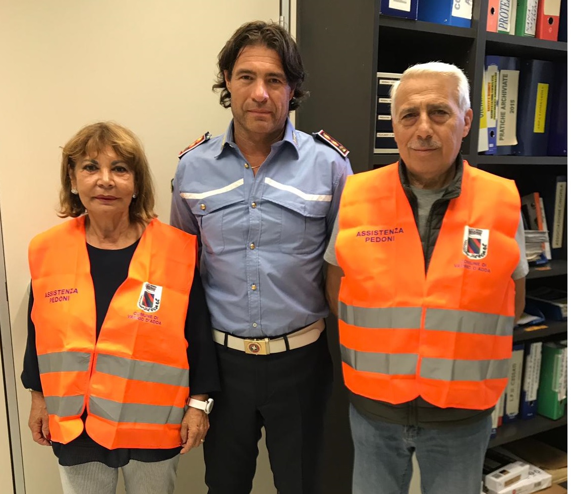 Assistenti ai pedoni per la sicurezza davanti alle scuole