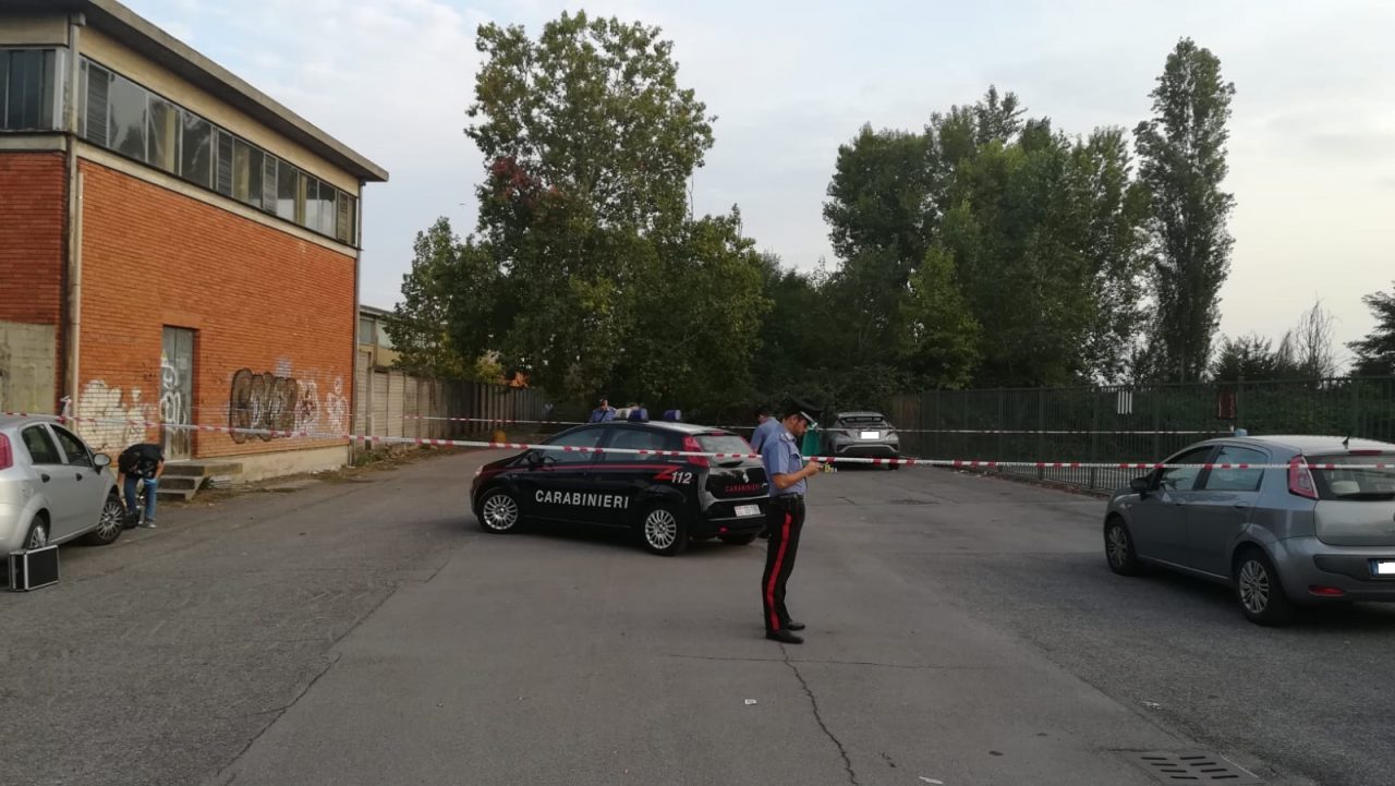Uomo trovato morto in macchina: sul posto la Scientifica dei Carabinieri