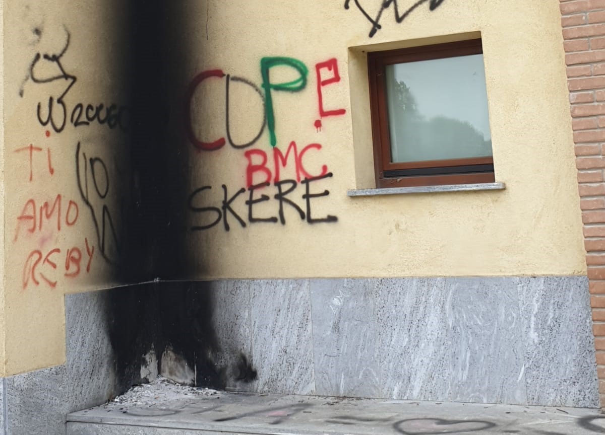I vandali hanno rischiato di bruciare il teatro