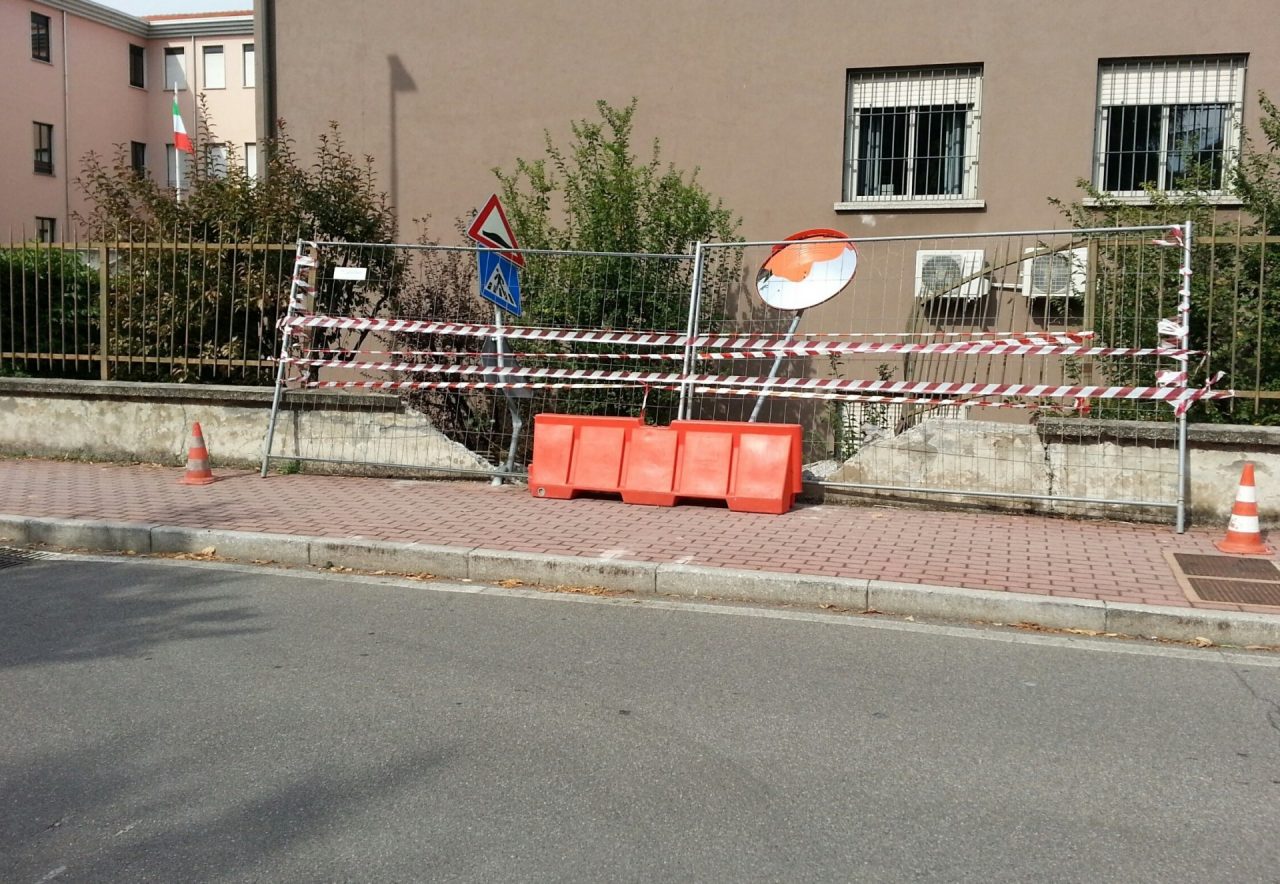 Furgone sfonda la recinzione della scuola