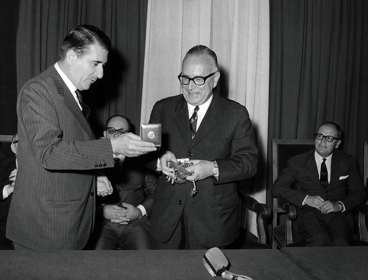 4256 4 ottobre 1969_ Il sindaco di Milano Aldo Aniasi consegna la medaglia commemorativa al presidente del Consiglio Mariano Rumor a Cascina Gobba