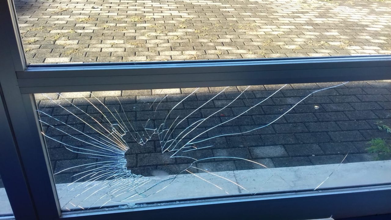Vandali scatenati al centro polivalente di Caleppio